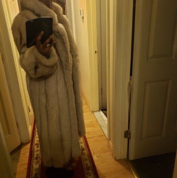 Blue Fox fur coat in good condition - Picture 3 of 15